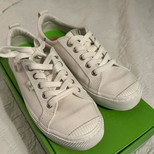 Like New Cariuma OCA low canvas sneaker